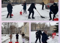 Ведём борьбу со снежным пленом в родном доме.