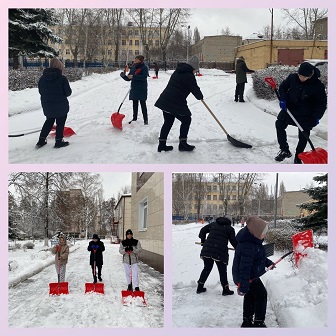 Ведём борьбу со снежным пленом в родном доме.